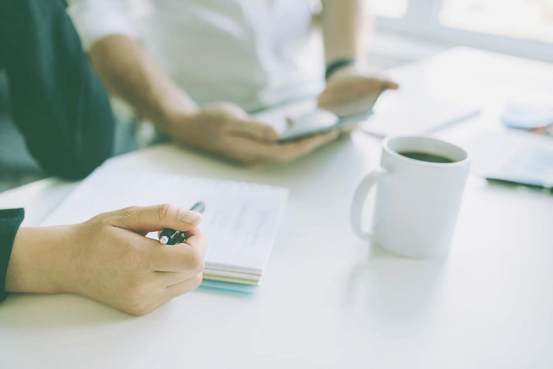 Analiză financiară cu grafice și rapoarte de cheltuieli