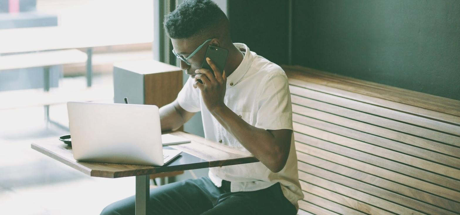 Miruna Stănescu prezentând funcționalități noi ale platformei Druxaulexa