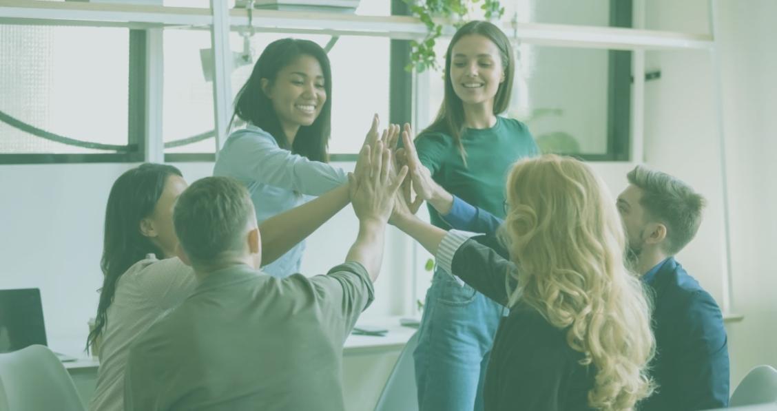 Planificare financiară cu diagrame și note pe birou modern