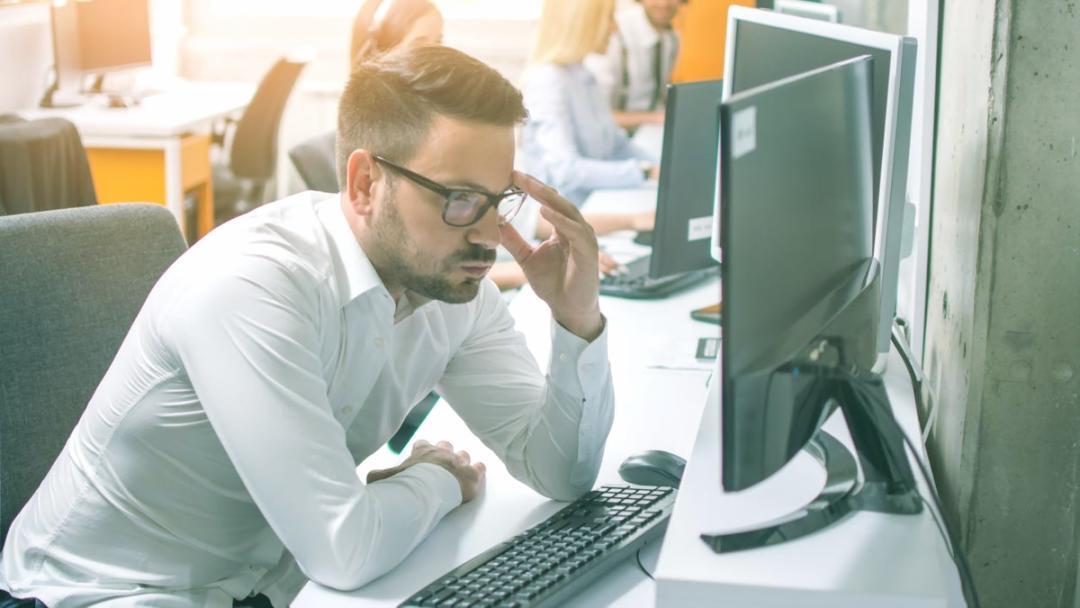 Utilizator explorând funcțiile simple ale aplicației Druxaulexa