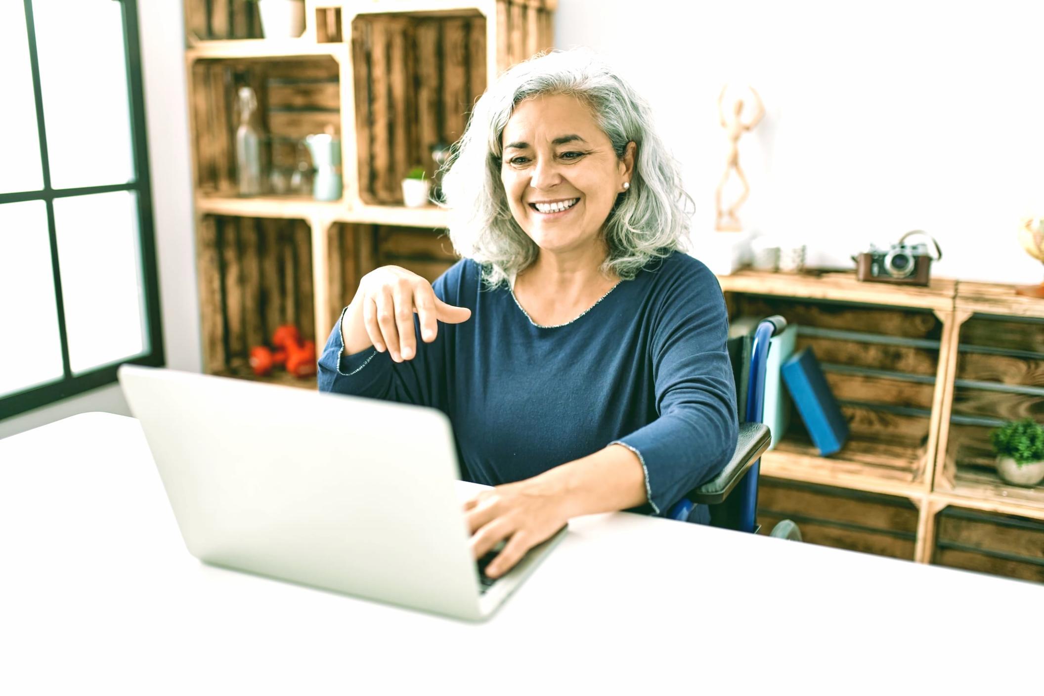 Persoană lucrând la planul financiar personal pe laptop