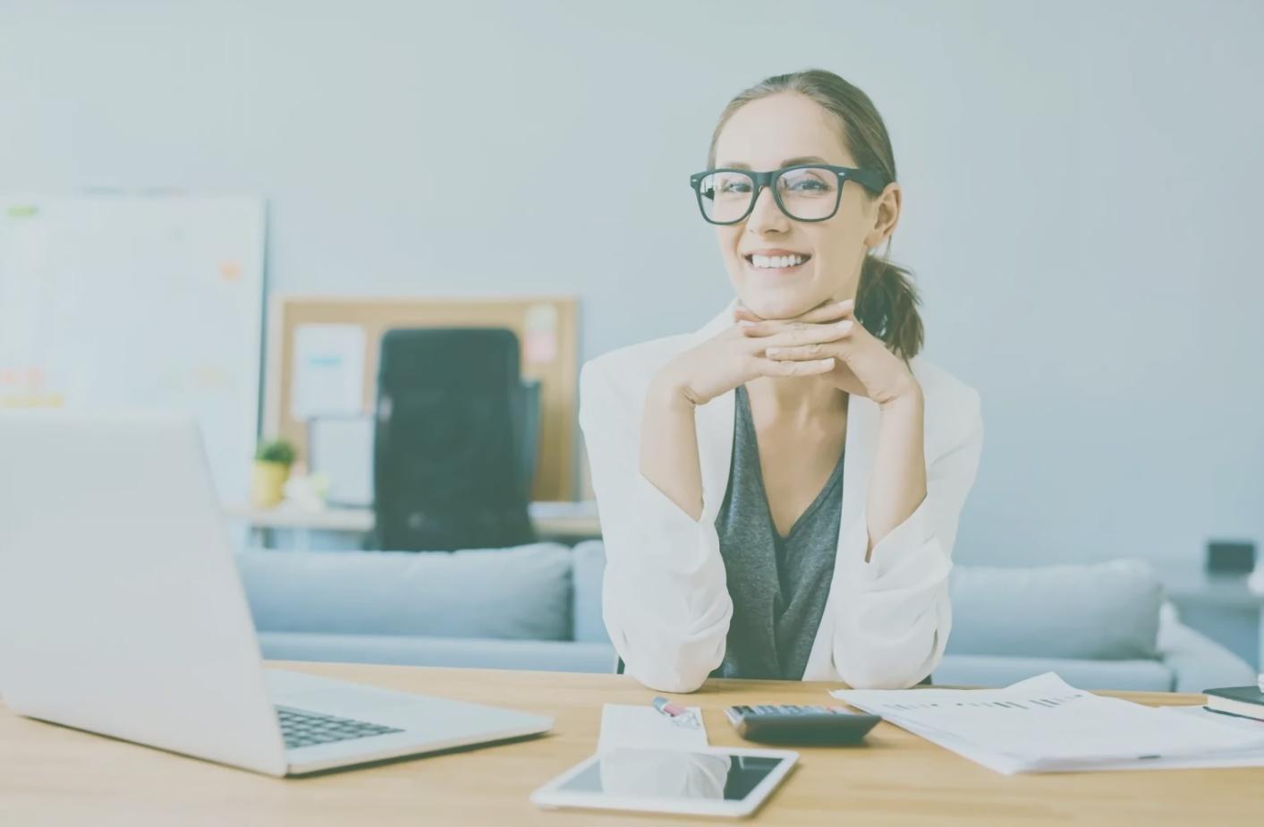 Persoană planificând bugetul lunar cu documente și calculator