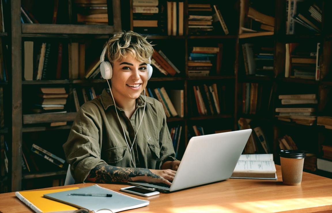 Persoană organizând documentele financiare personale la birou